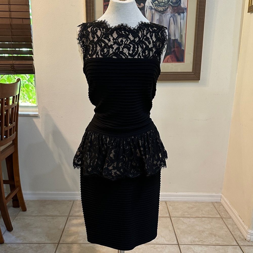 TADASHI SHOJI Elegant Black Ribbed Lace Peplum Dress Size Medium